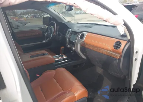 2017 Toyota Tundra 1794 5.7L V8 из США, поврежденный, VIN 5TFAW5F12HX591449